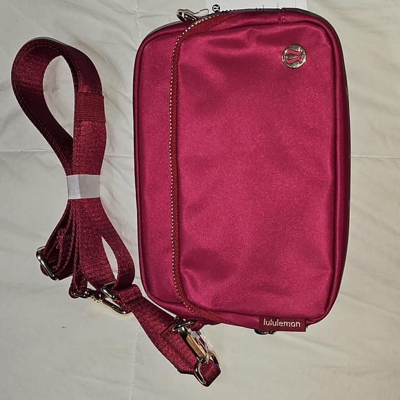 Lululemon Everywhere Crossbody Bag! Metal Hardware! BRML/GOLD!! - Picture 2 of 12